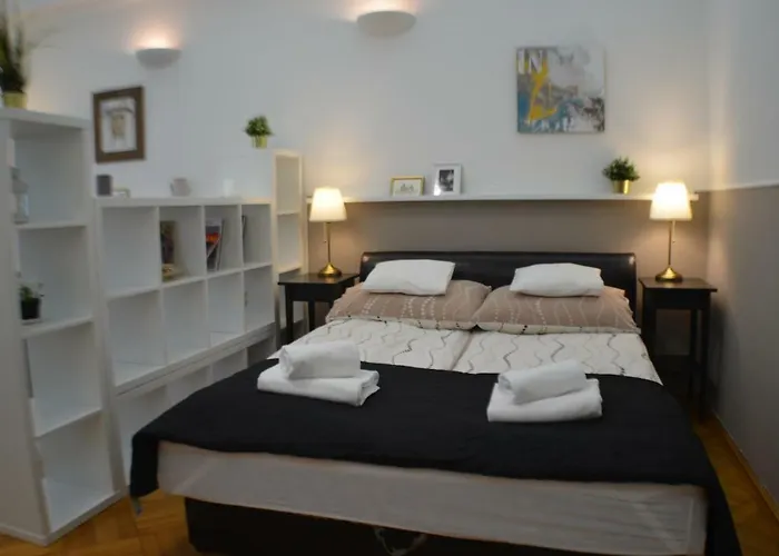 Astoria Flats 2 *